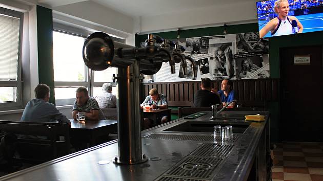 Legendární restaurace Oáza se proměnila na Nádražní Tankovnu Smíchov.
