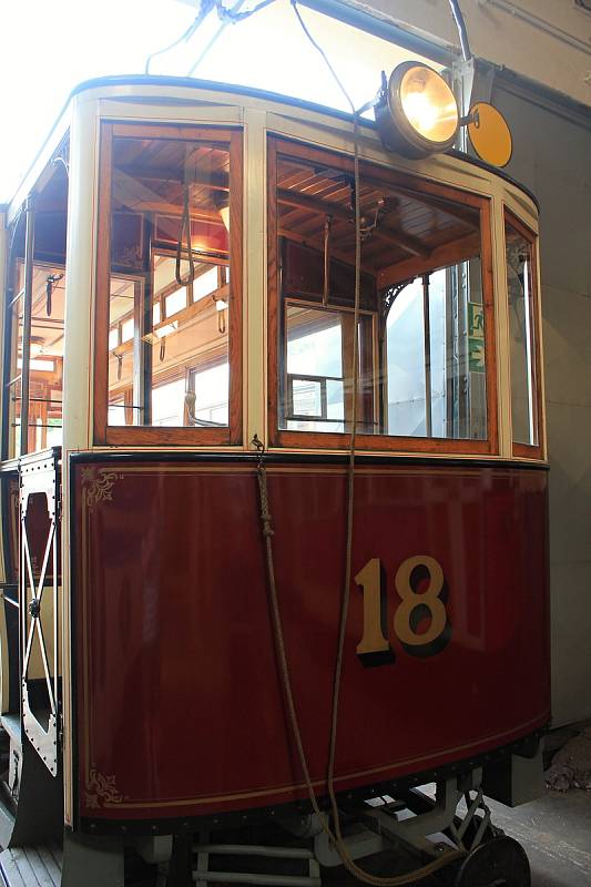 V neděli 18. července 2021 uplyne přesně 130 let, kdy Prahou poprvé projela elektrická tramvaj a zahájila také svůj provoz lanovka na Petřín. Dominantou oslav je obousměrný vůz od Ringhoffera a Křižíka z roku 1901.