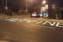 Pražští strážníci zadrželi muže, který vytvořil hanlivý nápis v jízdním pruhu vozovky.