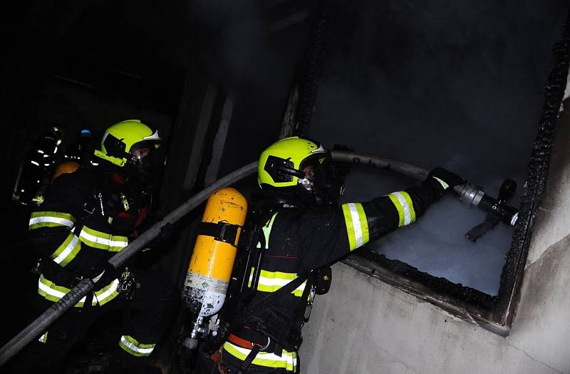 Hasiči zasahovali u požáru rodinného domu v Dolních Měcholupech.