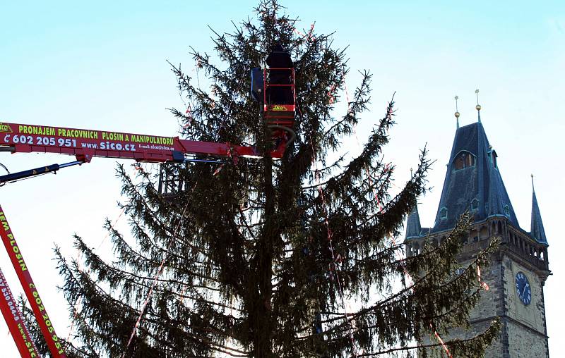 Zdobení vánočního stromu na Staroměstském náměstí