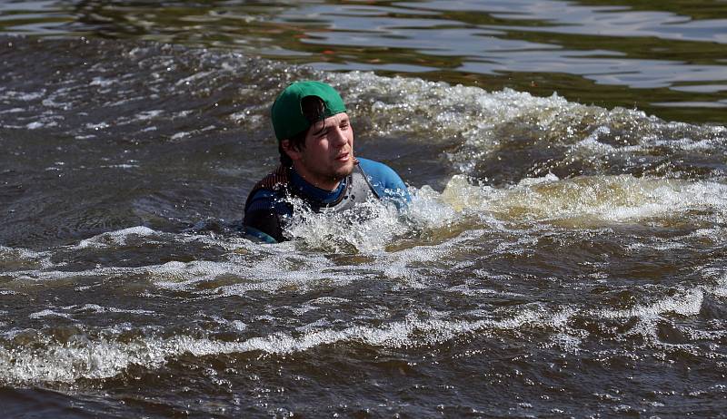 V areálu Žluté lázně proběhla tisková konference k zahájení sezony 2014. Na snímku exhibice wakeboardů na Vltavě.