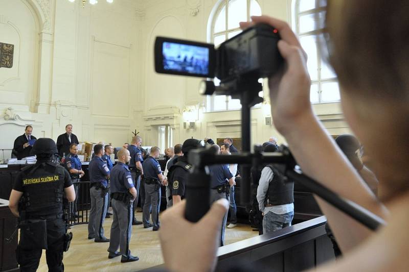 Údajnému hlavnímu organizátorovi Michaelu Švábovi, který podle verdiktu zločiny vymýšlel, plánoval i připravoval, uložil Durdíkův senát zatím nepravomocné doživotí, stejnou výměrou trestu pamatoval i na Libora Skopalíka, který byl Švábovou pravou rukou.