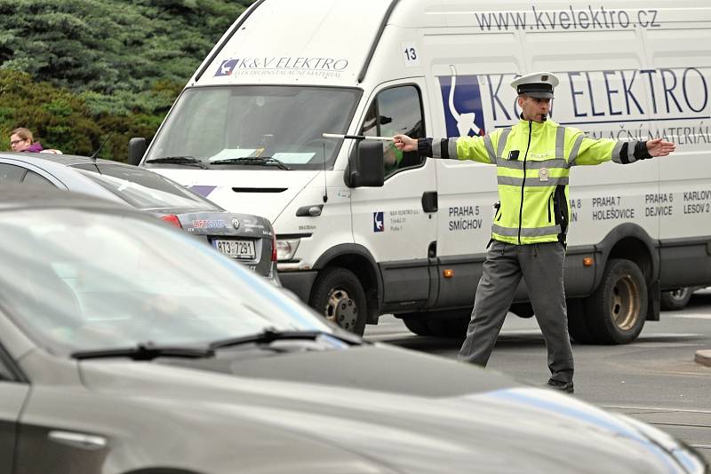 Klání policistů soutěžících o nejlepšího regulovčíka.