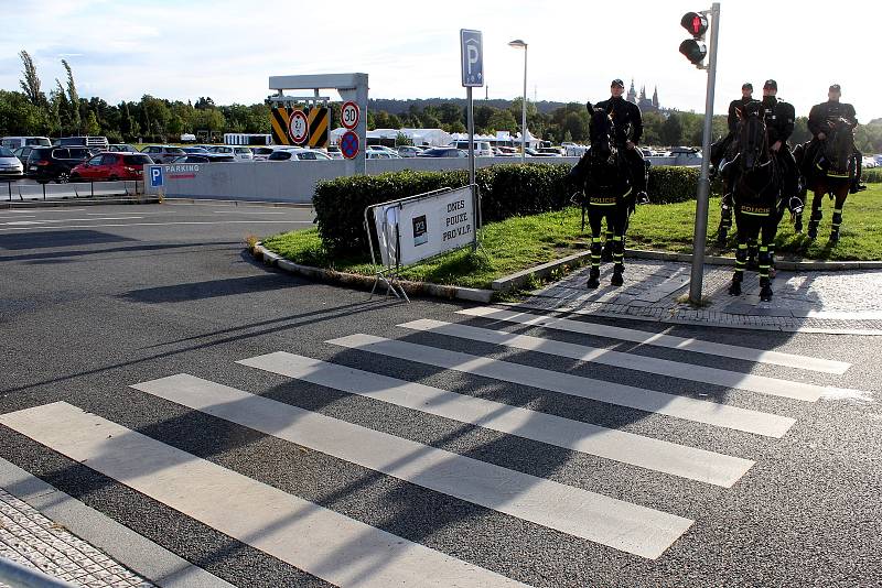 Chachaři šli na Spartu. Fandit Baníku jich do Prahy dorazila tisícovka, policie byla v pohotovosti, sobota 17. září 2022.