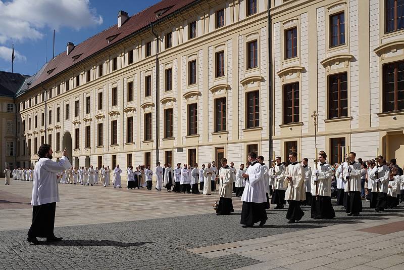 Odcházející pražský arcibiskup Dominik Duka uvedl při slavnostní mši do funkce svého nástupce Jana Graubnera.