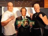 SOUPEŘI. Ondřej Pála a Harry Duiven se v boxerském ringu poperou o pás interkontinentálního šampiona organizace WBA.