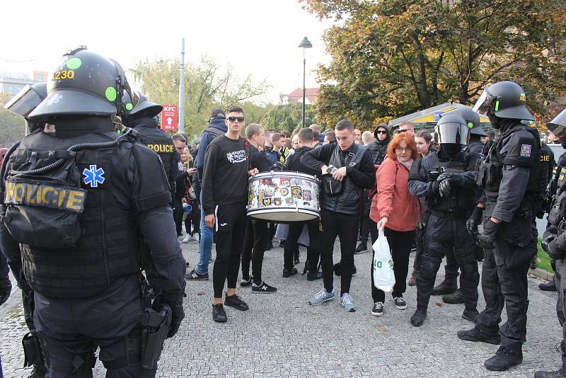Z pochodu příznivců fotbalistů Sparty na derby se Slavií 23. října 2022