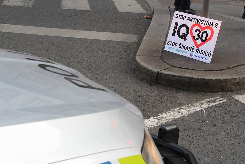 Pochod za omezení nejvyšší povolené rychlosti v Praze na 30 km/h. Akci pořádají organizace Poslední generace a 30 pro Prahu.