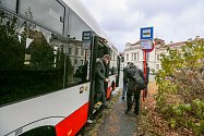 Ze slavnostního zahájení provozu nové midibusové linky 235 v areálu Psychiatrické nemocnice v Bohnicích.