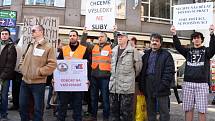 Stop šikaně!Pošta není banka! Takové slogany skandovali v pondělí 22. února 2016 po poledni účastníci demonstrace nespokojených pošťáků pochodující centrem Prahy. Stěžovali si na přetěžování a plnění úkolů, které s vlastní poštovní činností nesouvisejí.