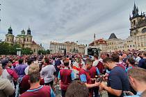 Fotbaloví fanoušci v centru Prahy.