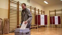 Voliči volili 5. října během prvního dne voleb do zastupitelstev obcí a senátních voleb v Praze. ZŠ Strossmayerovo náměstí.