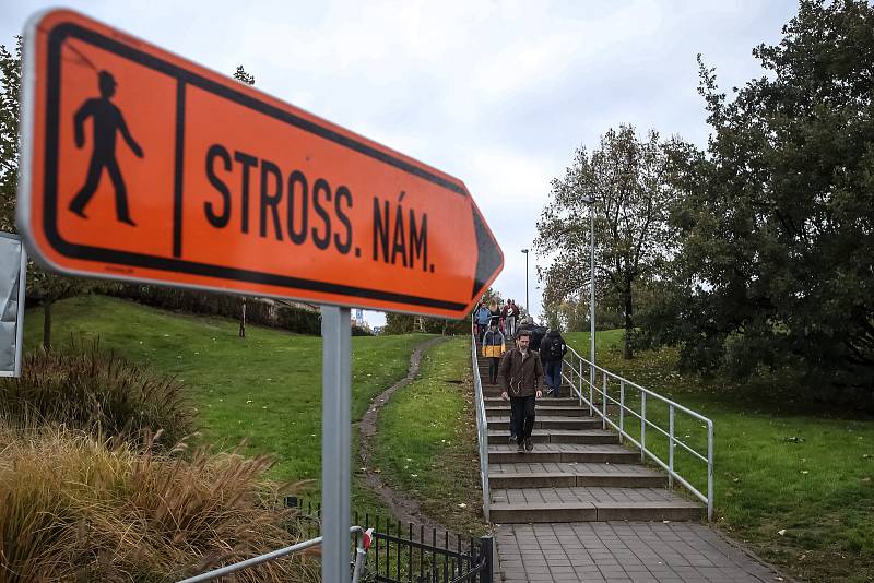 Situace okolo mostu u metra Vltavská 24. října ráno v Praze. TSK most, pod kterým jezdí tramvaje a chodí lidé, uzavřelo z důvodu špatného stavu.