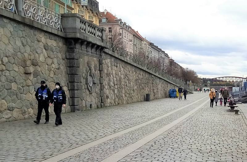 Pražské náplavky jsou nyní pod kontrolou městské policie a takzvaných anticovid hlídek.