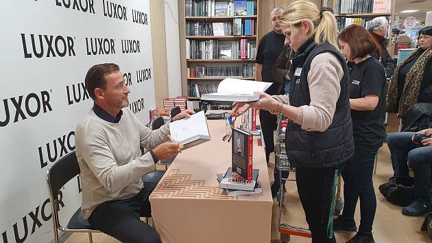 Vladimír Šmicer pokřtil svoji novou knihu Vladimír Šmicer: Můj druhý život. Kmotry knihy byli Patrik Berger a Ladislav Vízek.