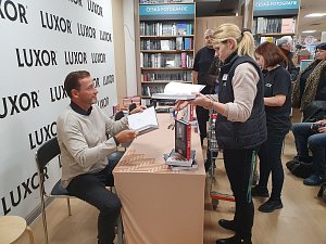 Vladimír Šmicer pokřtil svoji novou knihu Vladimír Šmicer: Můj druhý život. Kmotry knihy byli Patrik Berger a Ladislav Vízek.
