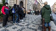 Demonstrace proti zrušení kralupské střední odborné školy a učiliště před budovou Krajského úřadu Středočeského kraje na pražském Smíchově.