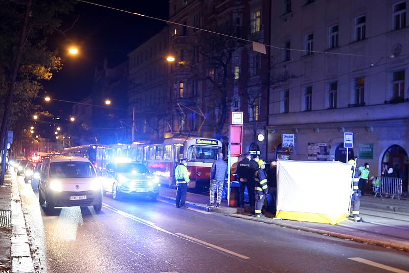 Tragická dopravní nehoda v Praze v Ječné ulici 2. listopadu 2021.
