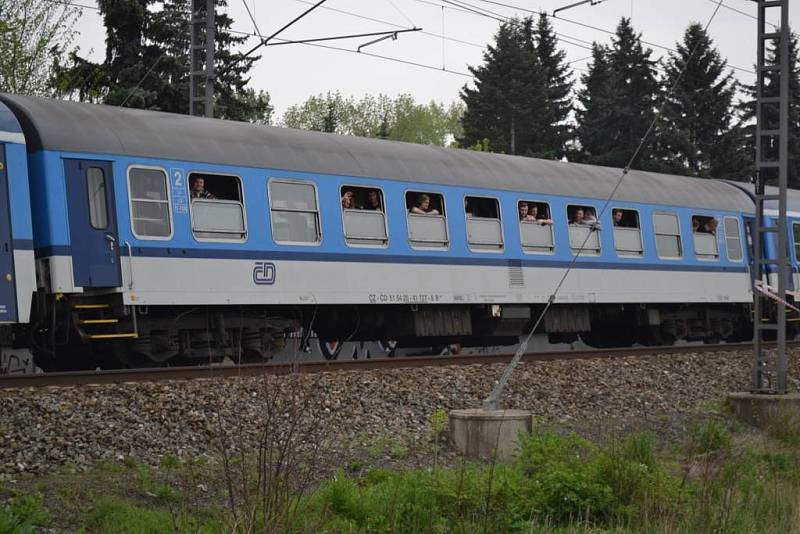 Fotografie z místa tragédie: Zpěvačka Iveta Bartošová spáchala v úterý 29. dubna 2014 sebevraždu, na trati mezi Uhříněvsí a Benicemi skočila pod vlak.