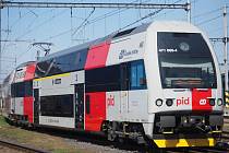 Vlak v novém nátěru Pražské integrované dopravy (PID).