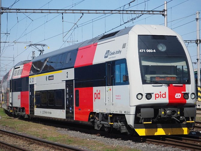 Vlak v novém nátěru Pražské integrované dopravy (PID).