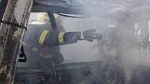 Požár automobilů na Žižkově: plameny zcela zničily tři vozy zaparkované na zahradě domu - Volkswagen Transporter, Land Rover a Suzuki Samurai.