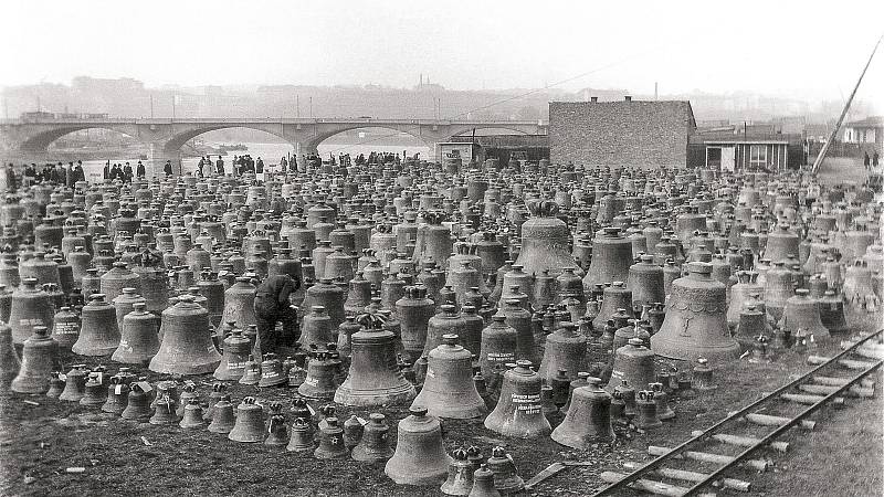 Zvony ukradené nacisty se shromažďovaly a odvezly do Německa.