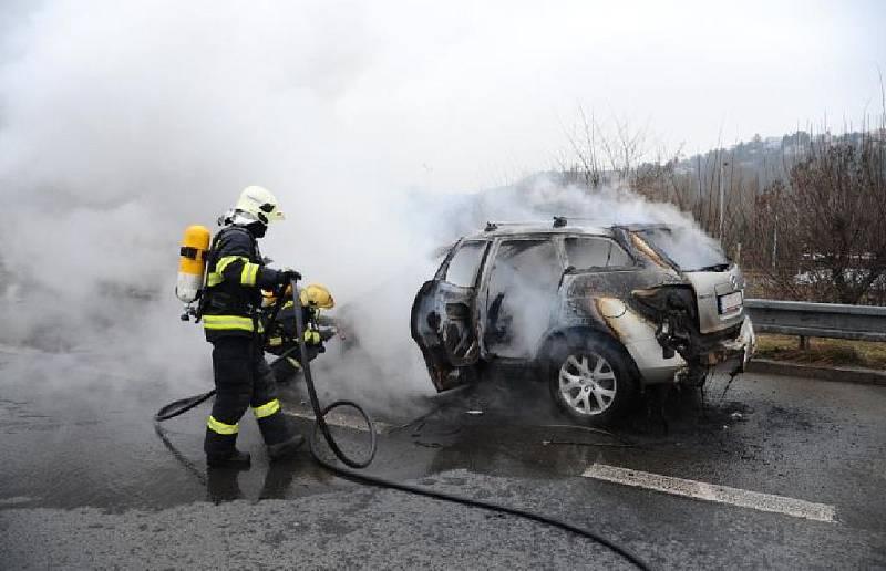 Zcela zničené auto Mazda CX 7 a hmotná škoda odhadovaná na čtvrt milionu korun