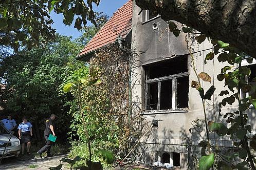 Škodu předběžně vyčíslenou na 300 000 korun způsobil v noci na pátek požár domu v Nádražní ulici v Mnichovicích na Praze-východ.