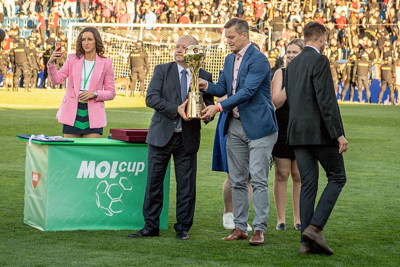 Slovácko porazilo ve finále MOL Cupu Spartu 3:1 a slaví historický úspěch.