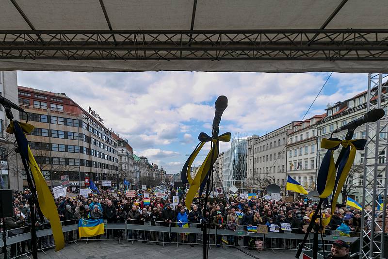 Demonstrace za Ukrajinu na pražském Václavském náměstí v neděli 27. února 2022.