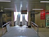 Eskalátory u metra Veleslavín.