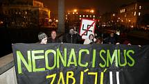 Středečního pochodu "Posviťme si na neonacisty" se účastnily stovky lidí, které chtěly vyjádřit své znepokojení nad vzrůstající aktivitou českých ultrapravicových sil.