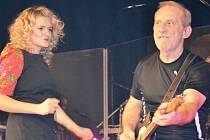 Kytaristu a zpěváka Františka Černého při koncertu kapely Čechomor vhodně doplňovala polská zpěvačka Basia Gasienica Giewont.