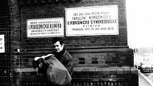 Otec před vstupem do porodnice, archiv pamětnice Heleny Tlaskalové, 1971
