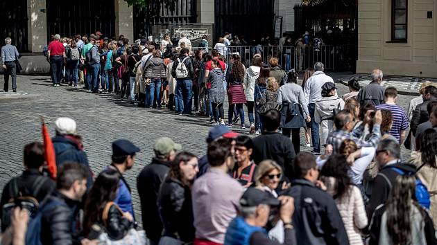 Fronty turistů před Pražským hradem dopoledne 3. května. Na snímku vstup přes Hradčanské náměstí.