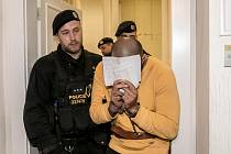 Soud s pěti zadrženými nizozemskými výtržníky, kteří napadli číšníka v centru Prahy.