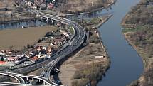 Na první úsek Pražského okruhu vyjela auta v roce 1983. Na snímku je část dosud nejdelšího otevřeného úseku v oblasti Radotína.