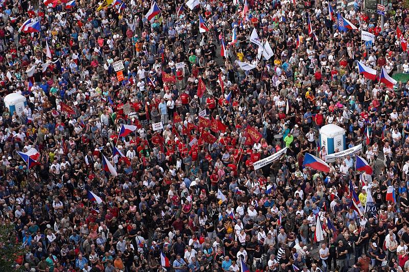 Z demonstrace s názvem Česká republika na 1. místě na Václavském náměstí v Praze.