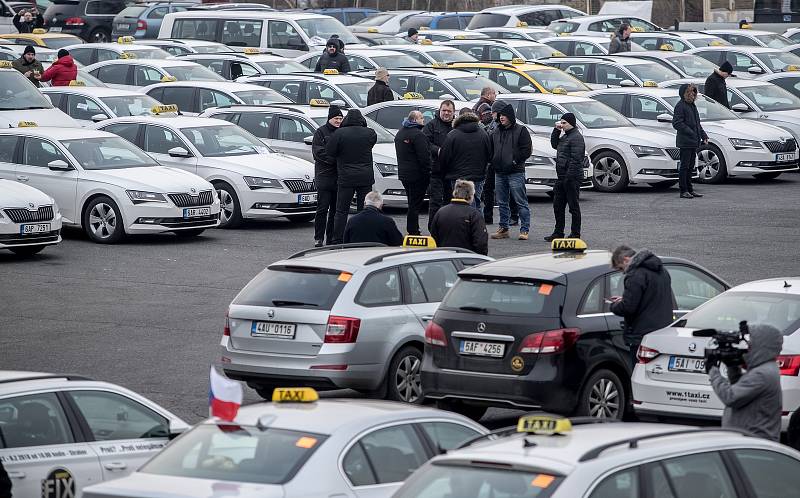 Sraz taxikářů na pražském Strahově před jejich protestní jízdou centrem Prahy 8. února.