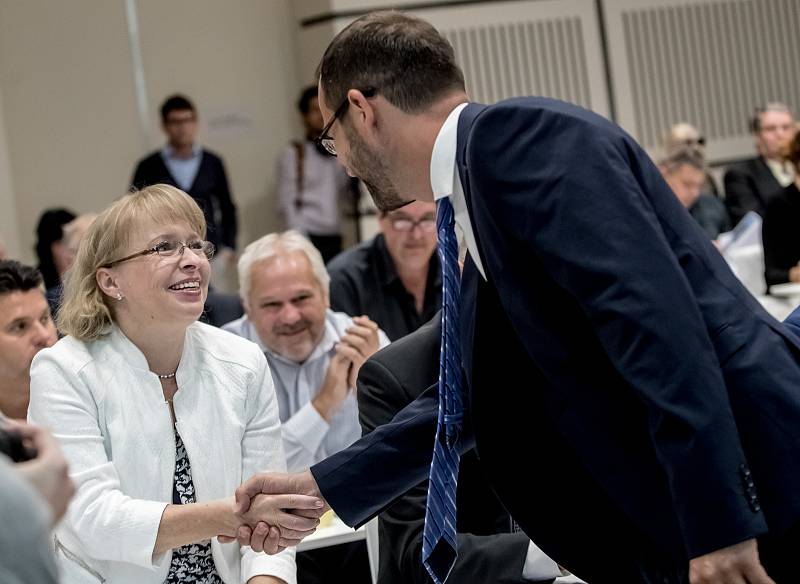 Hnutí Starostové a nezávislí (STAN) schvalovalo 24. srpna v Praze na programové konferenci volební program pro sněmovní volby. Na snímku Jan Farský a Hana Marvanová.
