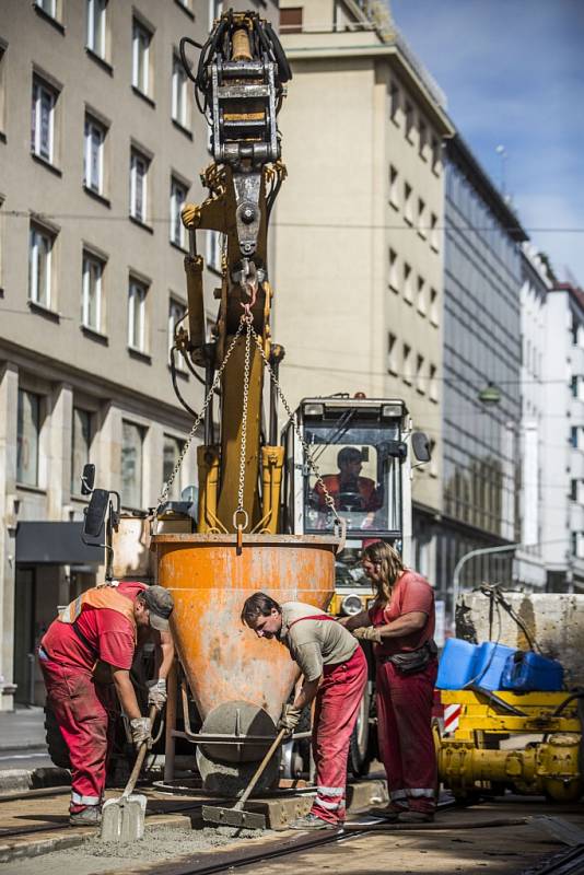 Oprava tramvajové tratě v Revoluční ulici v Praze.