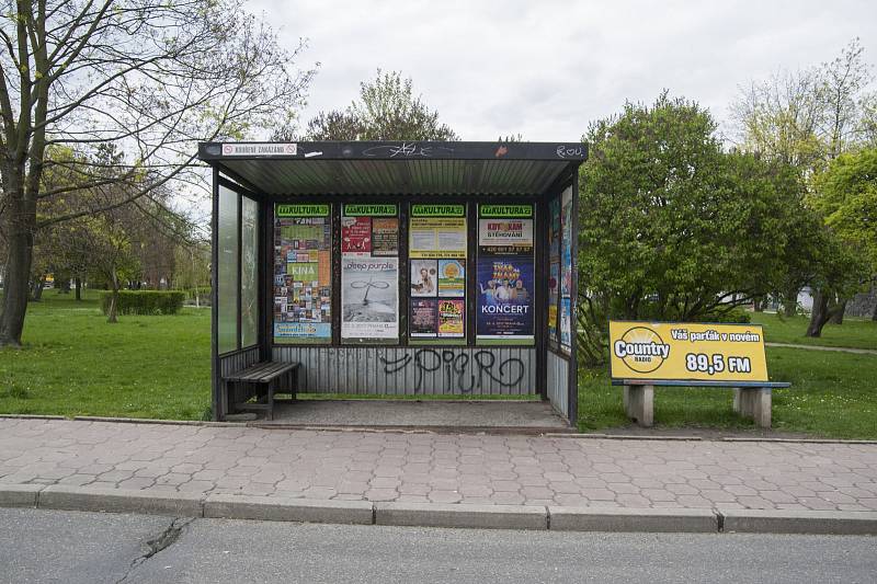 Ilustrační foto staré autobusové zastávky, Praha Horní Počernice, 13.4.2017