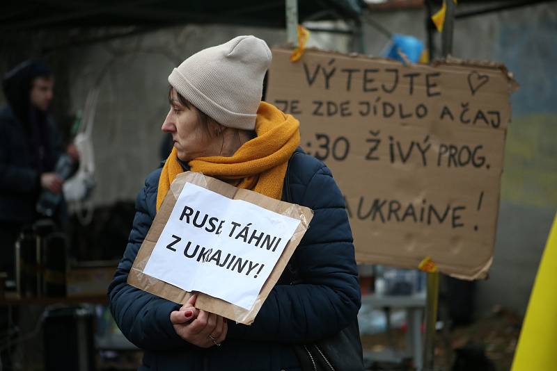 Demonstrace u ruské ambasády v Korunovační ulici v Praze.