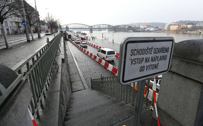 Rašínovo nábřeží - začala oprava tramvajové trati, automobilová doprava je svedena na náplavku ve směru na Podolí.