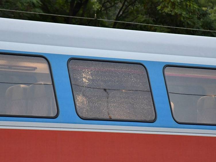 Pražská policie vyšetřuje hlášenou střelbu na vlak.
