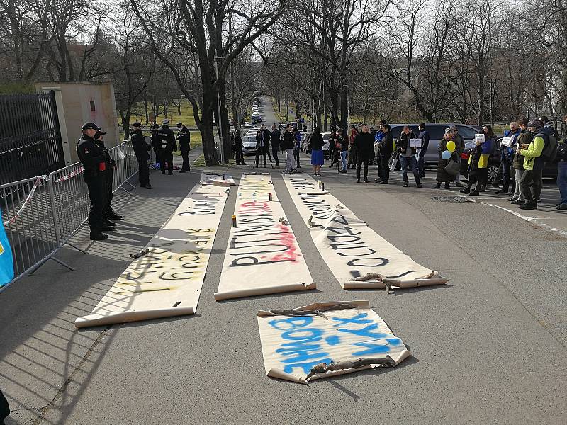 Protest před ruským velvyslanectvím v Praze 24. února 2022.