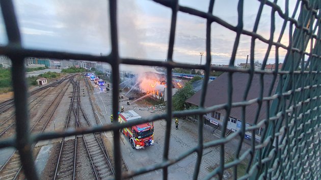 Požár na Smíchovském nádraží: Hasiči evakuovali 11 lidí, příčina se vyšetřuje