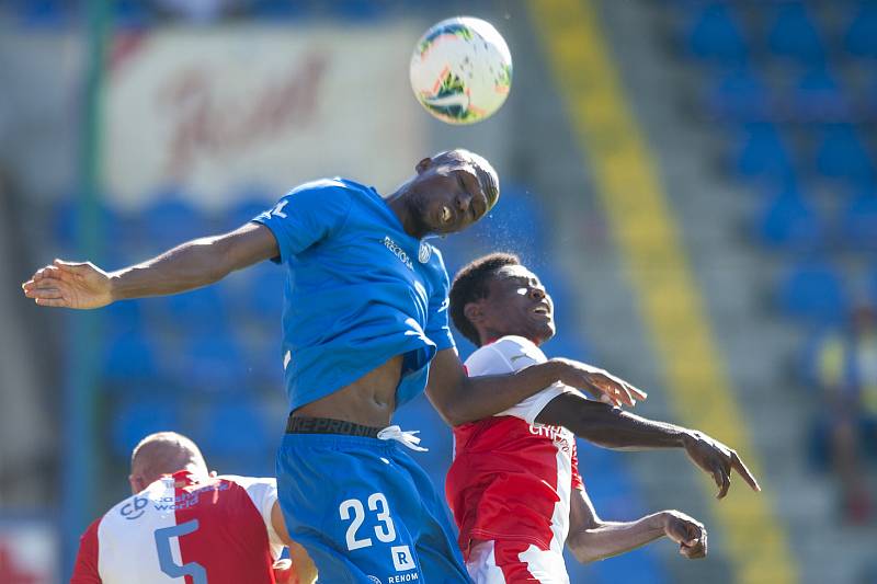 FC Slovan Liberec - SK Slavia Praha.  Na snímku hlavičkuje liberecký Kamso Mara v souboji se slávistou Ibrahimem Traórem.